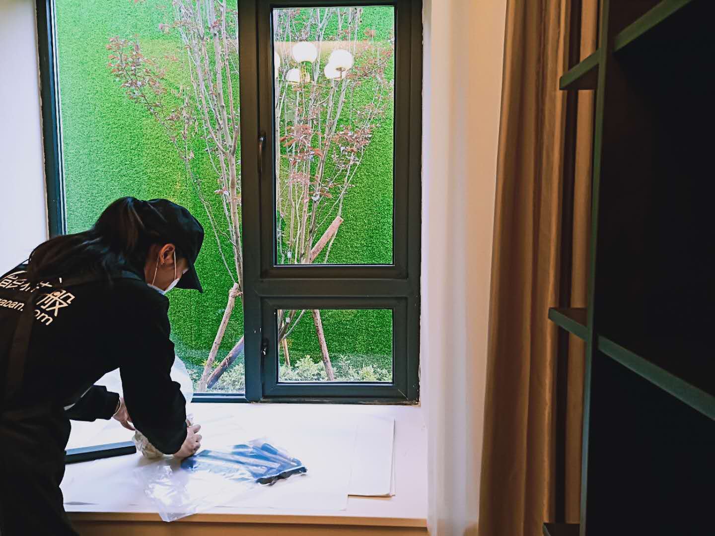 熊猫搬搬家团队正在别墅内进行精细化打包作业